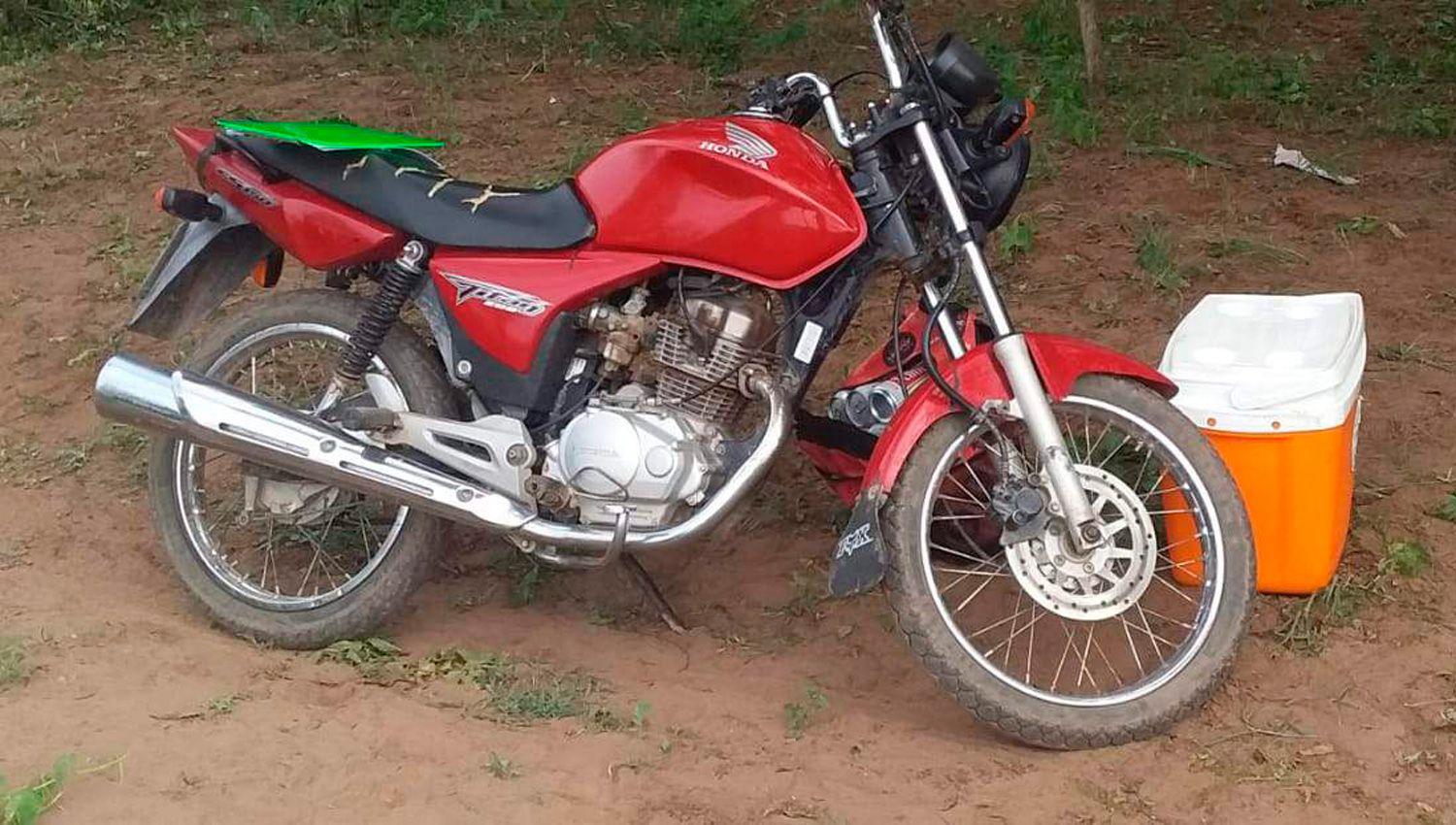 Carrera cuadrera- abandonan motos y bebidas y escapan