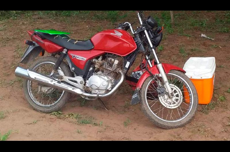 Carrera cuadrera- abandonan motos y bebidas y escapan