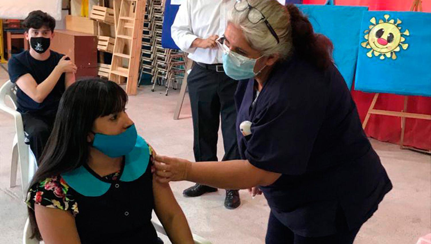 Miraacute coacutemo seguiraacute la vacunacioacuten de personal docente y no docente en el interior santiaguentildeo