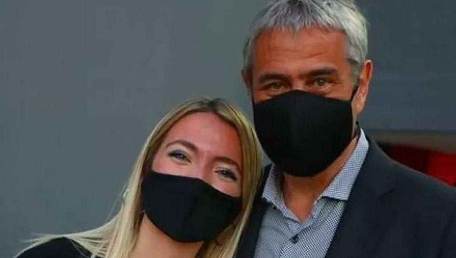 Stefanía Díaz posa para la foto junto al ministro Jorge Ferraresi