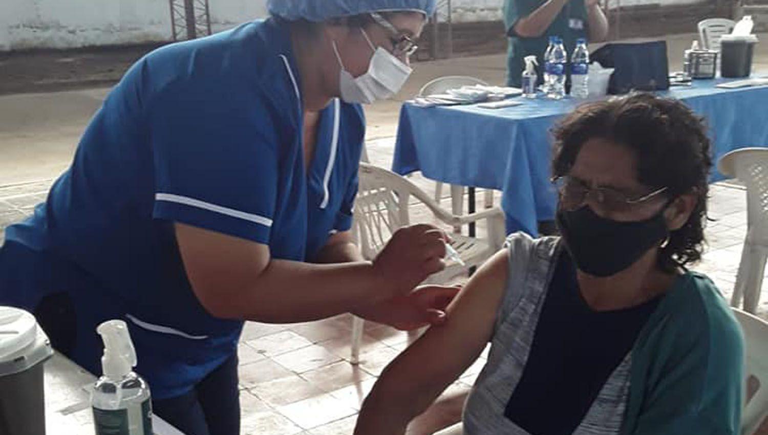 VIDEO  Loreto- La proacutexima semana comenzaraacuten a vacunar a los mayores de 70 antildeos