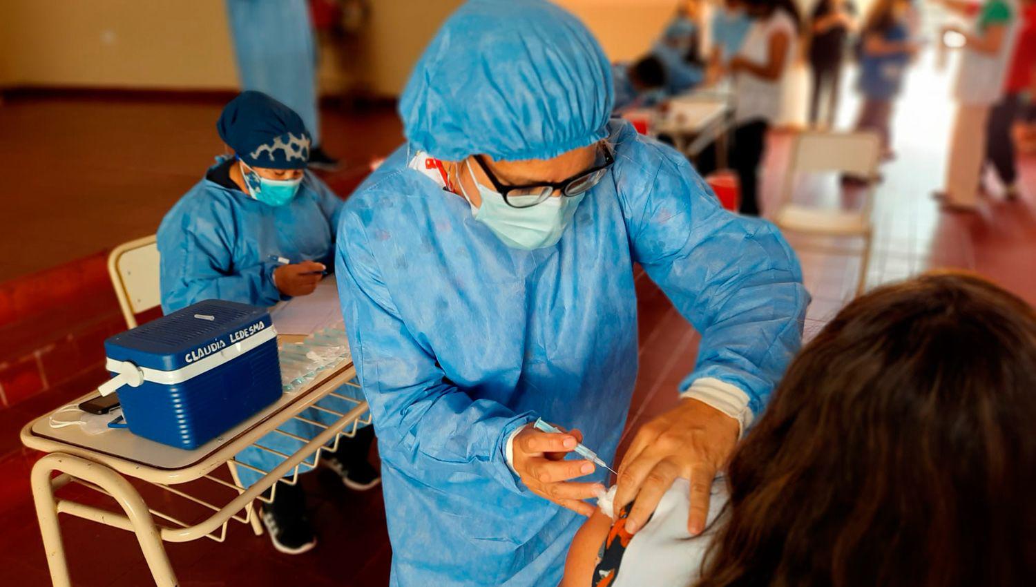 La vacunacioacuten contra el Covid-19 a docentes y no docentes continuaraacute mantildeana en el interior