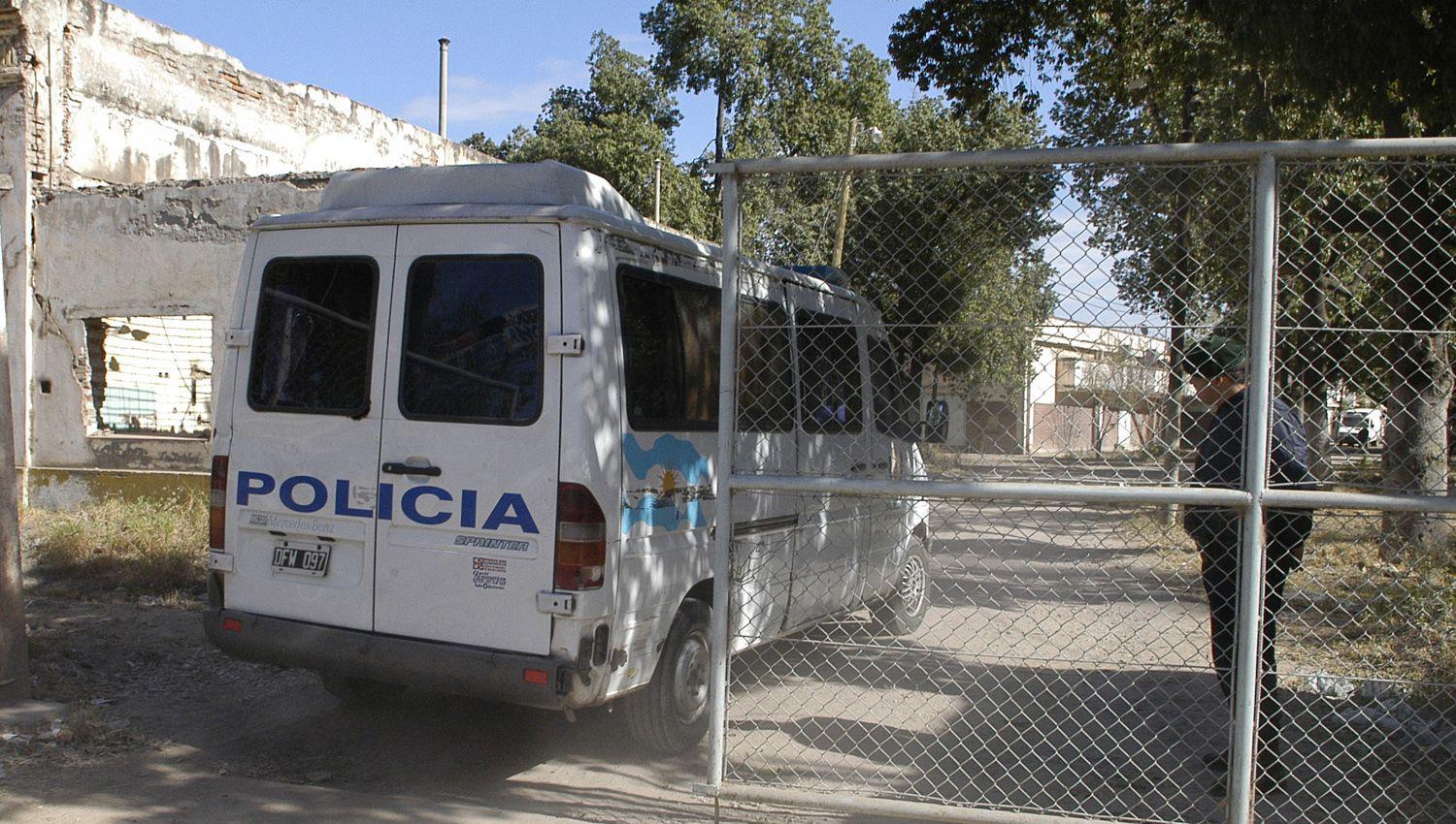 Tres policiacuteas cayeron presos por cobrar una coima de 25000 para entregar una moto secuestrada