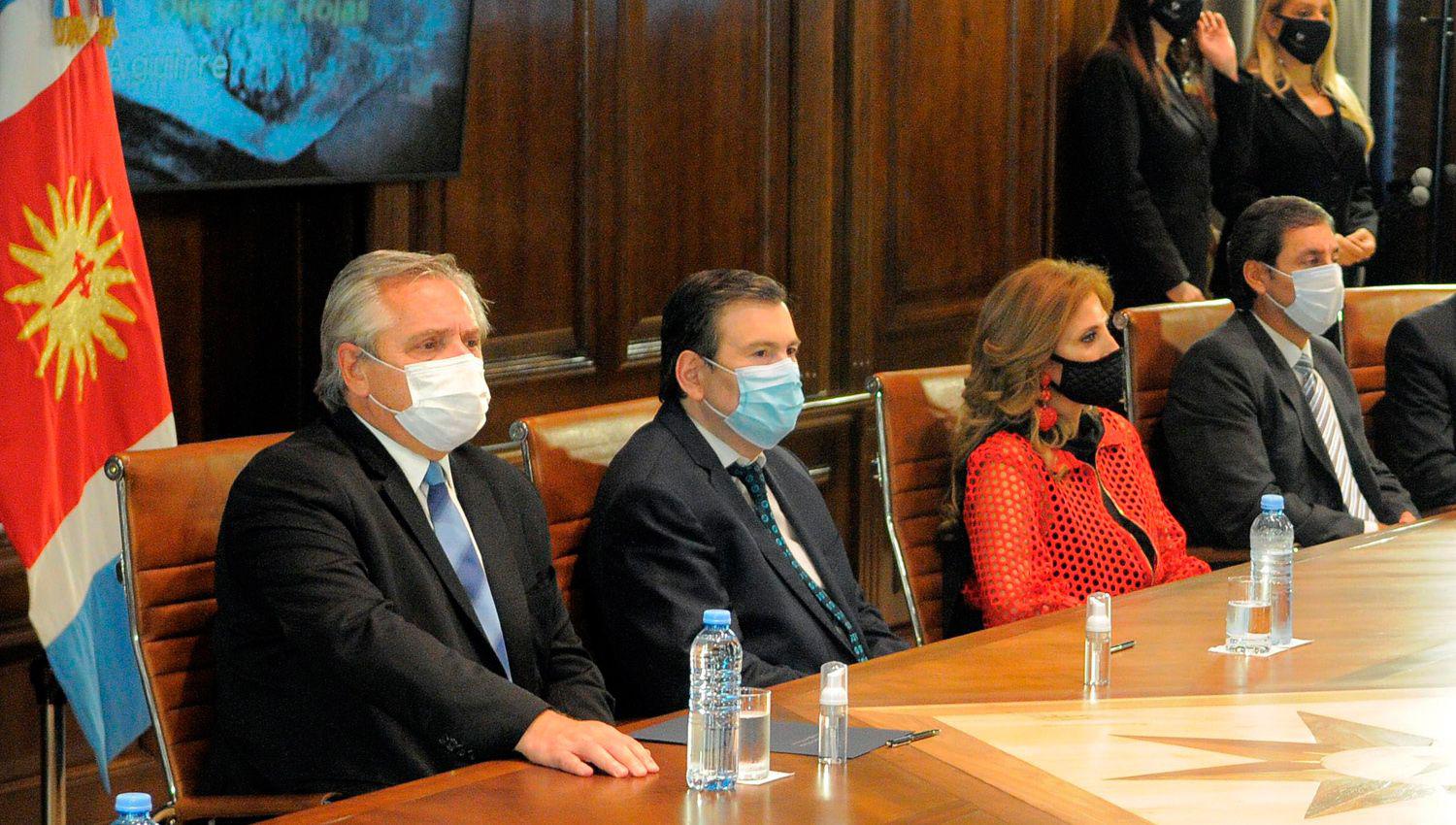 El Presidente y ministros llegariacutean a Santiago por los Bajos Submeridionales