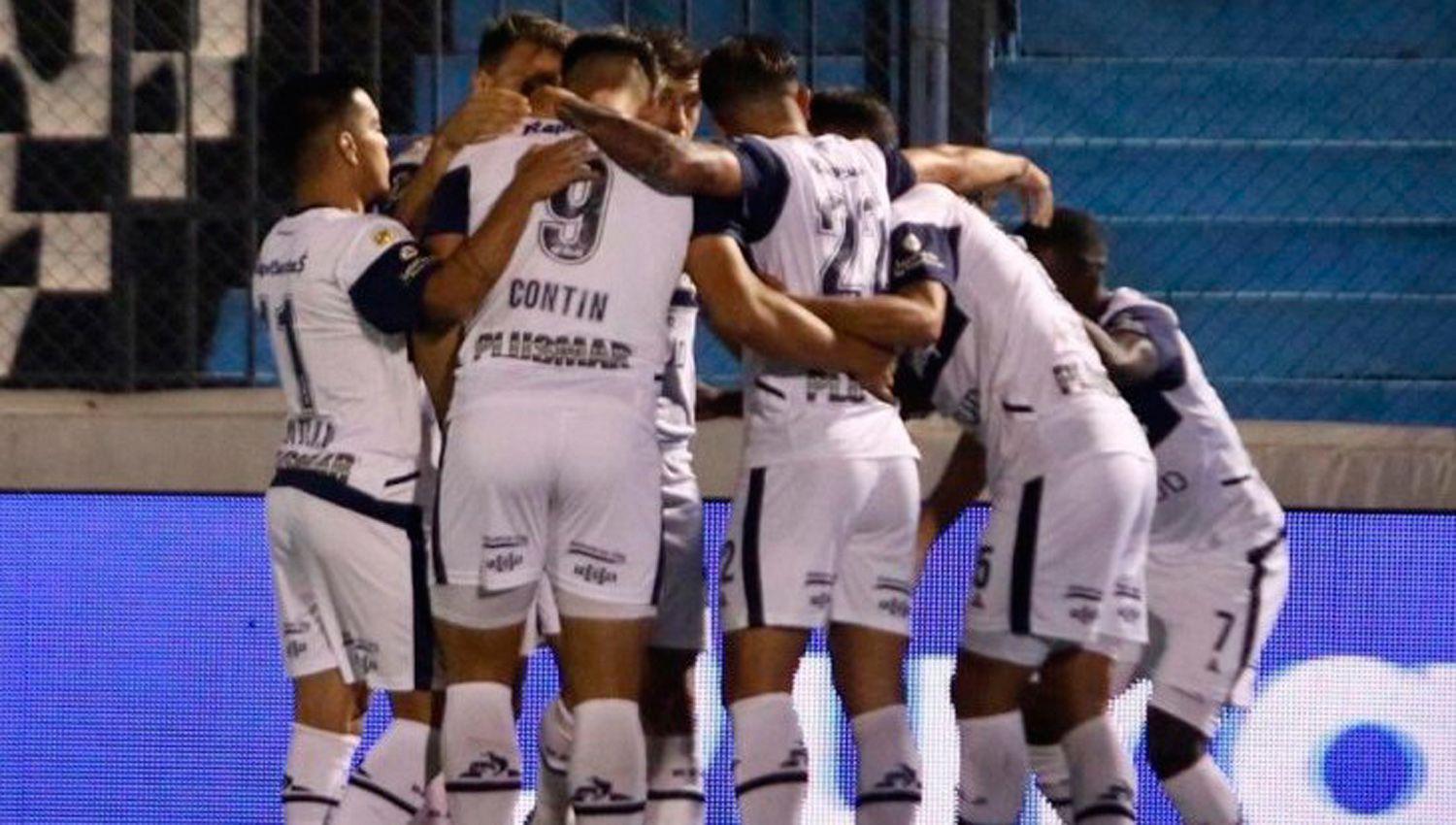 Gimnasia y Esgrima de La Plata vapuleoacute a Dock Sud por 5 a 0 y ahora se mediraacute con Argentinos Juniors en los octavos de final