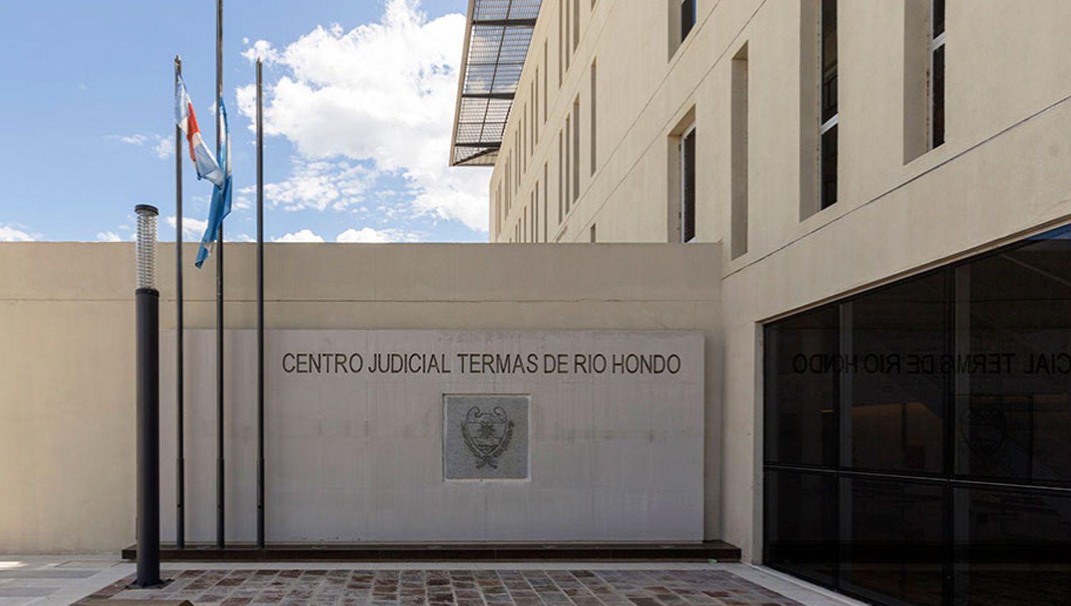 Denuncian a un director de escuela por agresiones a su expareja