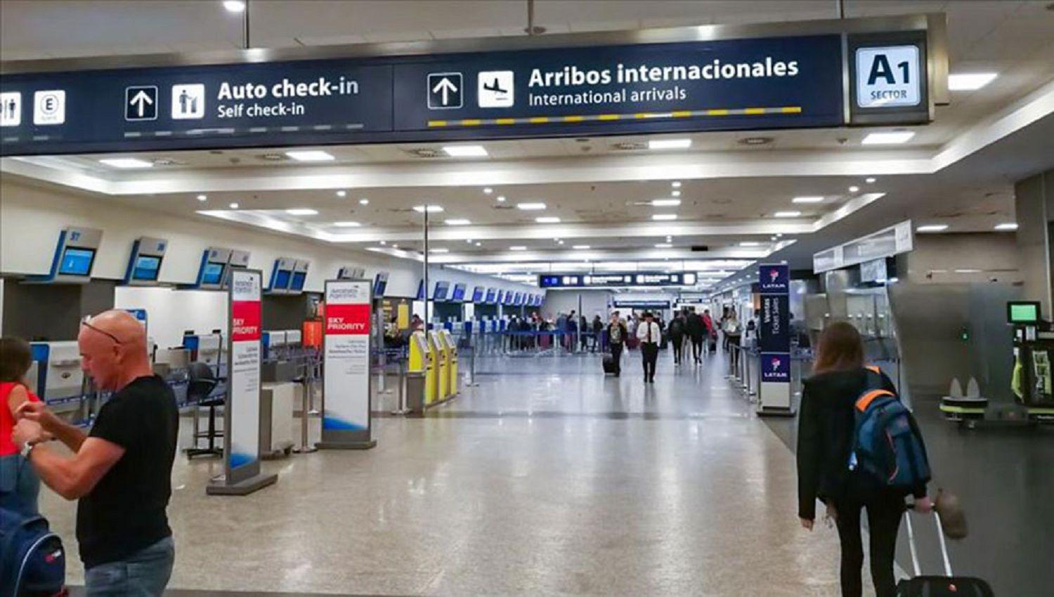 Por el alarmante incremento de casos en Brasil Meacutexico y Chile el Gobierno suspende los vuelos de esos paiacuteses