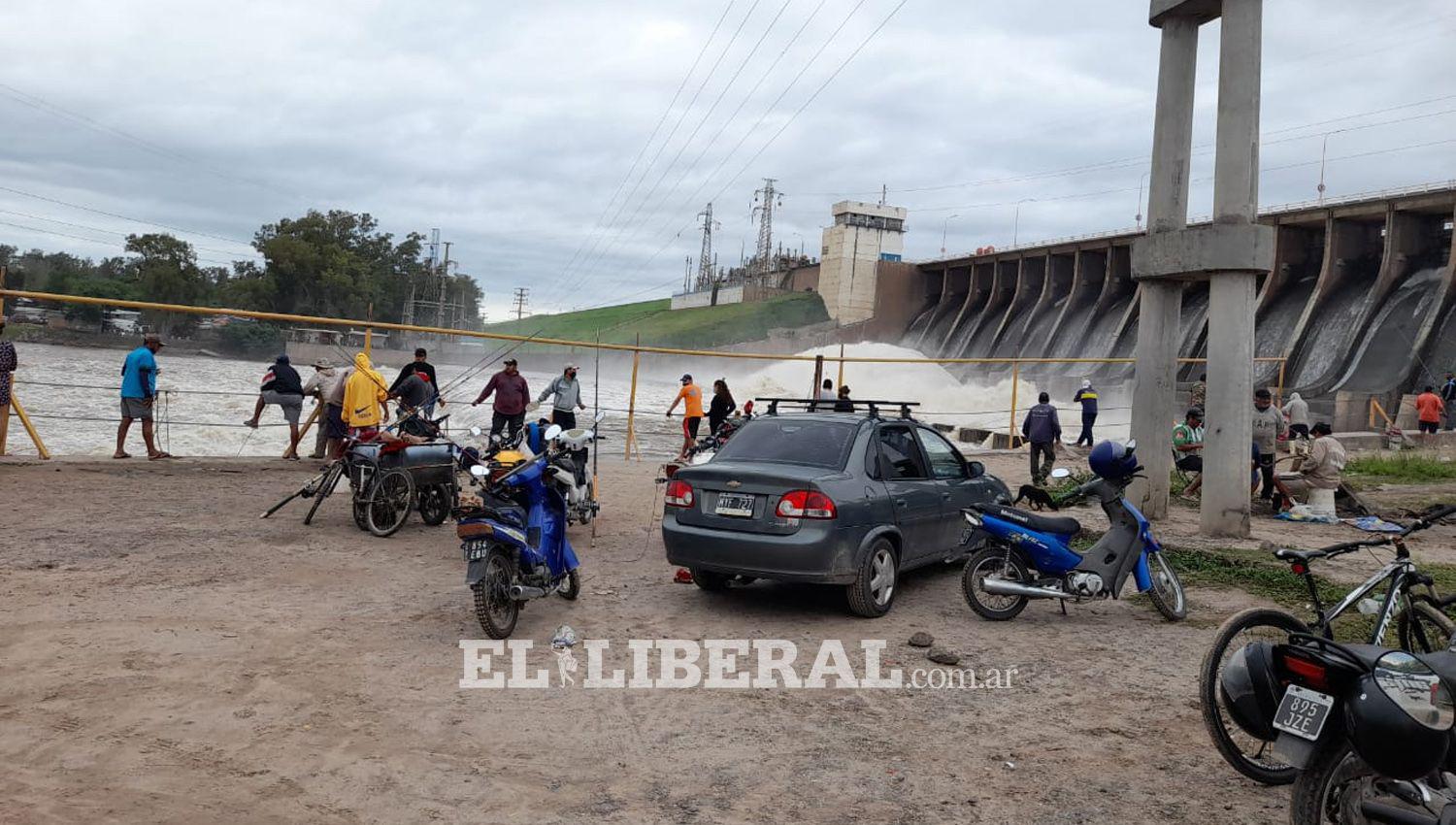 VIDEO E IMAacuteGENES Las Termas- Por las intensas lluvias el Dique Frontal deriva un gran caudal de agua