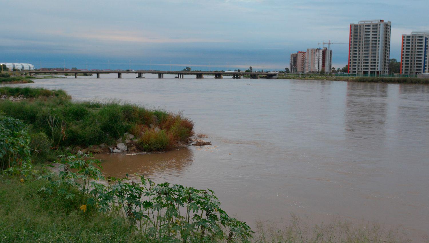 Alertan por un ingreso mayor de agua al cauce del Dulce y piden precaucioacuten a los pobladores
