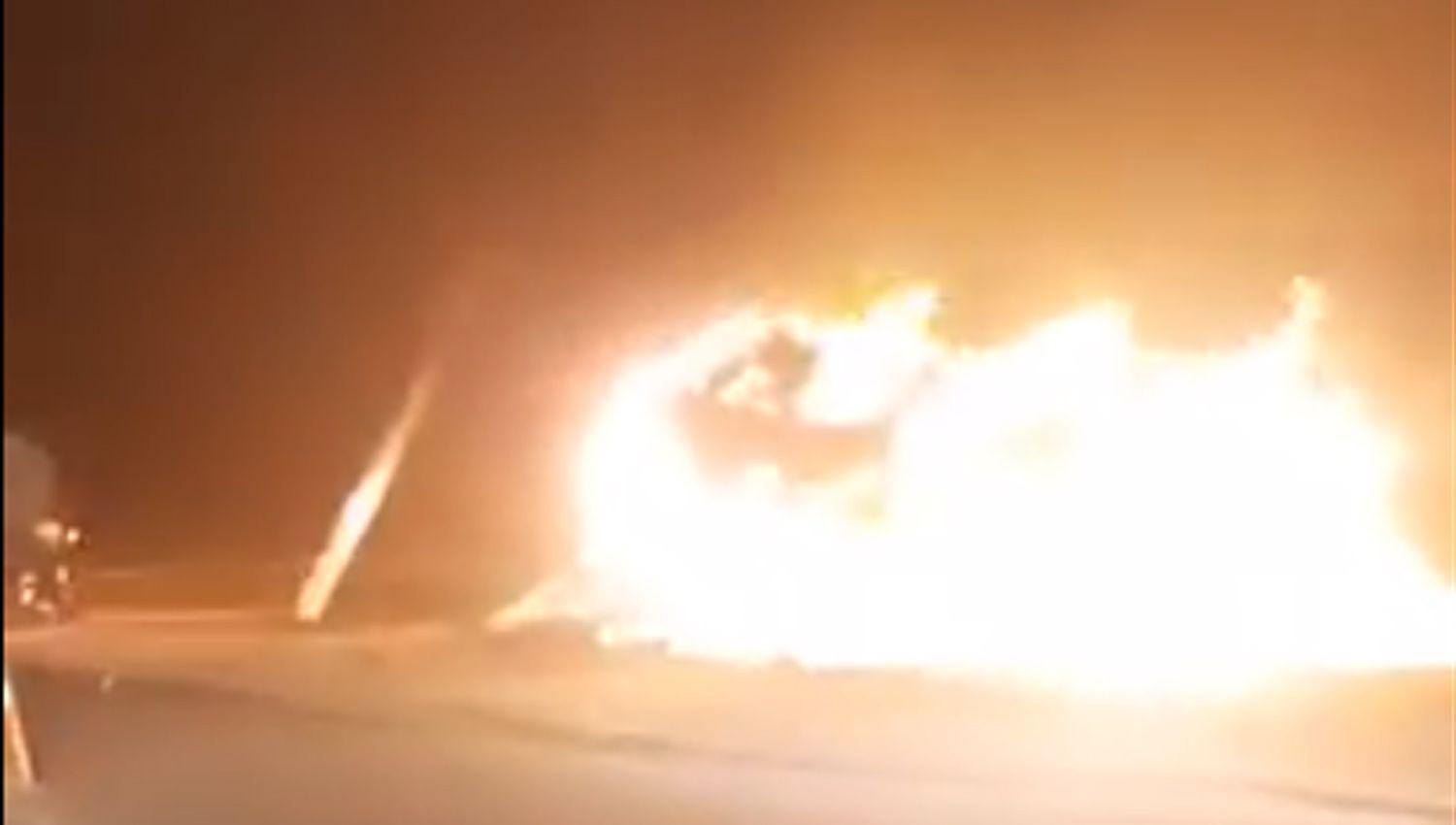 VIacuteDEO- Se incendioacute un camioacuten que transportaba carboacuten por Ruta Nacional 34
