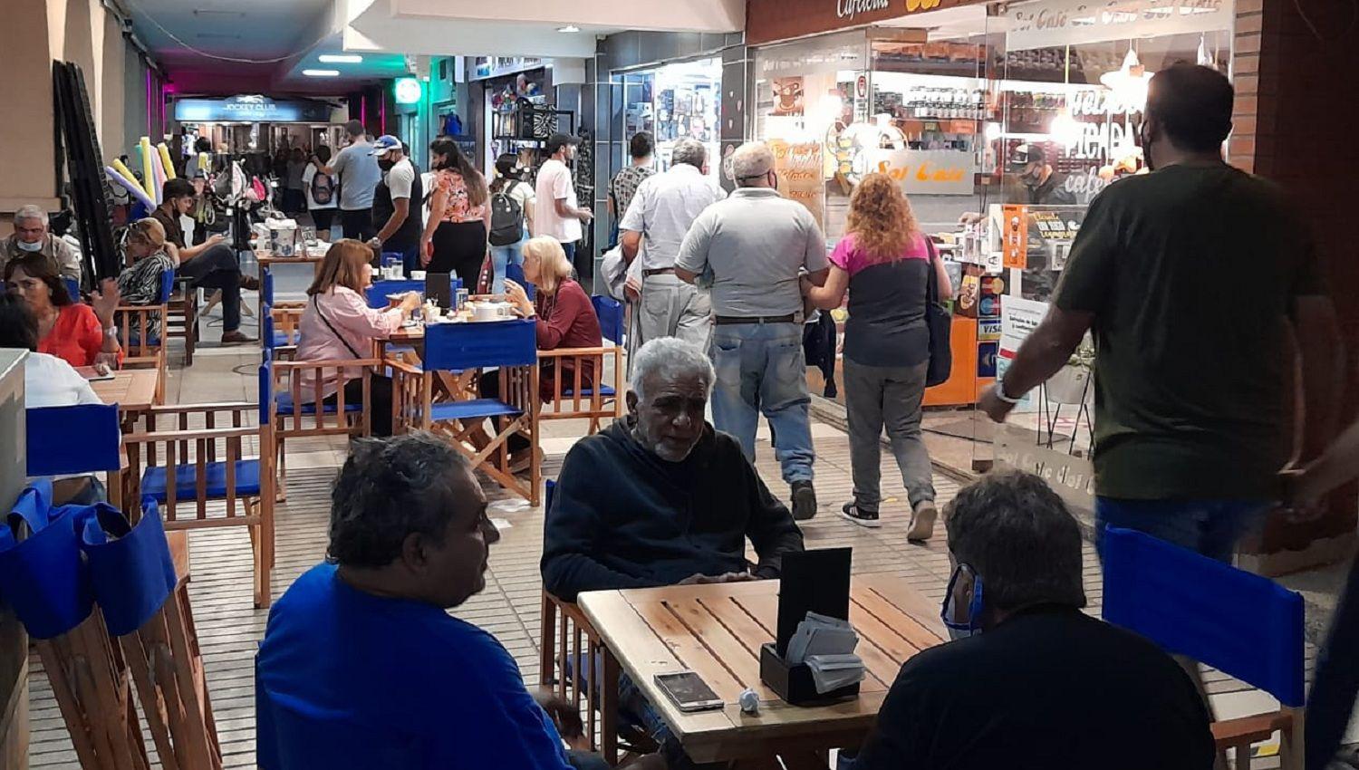 Imaacutegenes  Miles de turistas disfrutan Semana Santa en Las Termas de Riacuteo Hondo