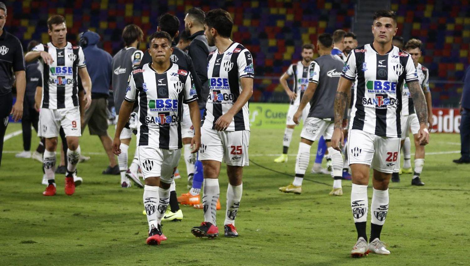 Central Coacuterdoba cayoacute ante Platense en su debut en el Estadio Uacutenico