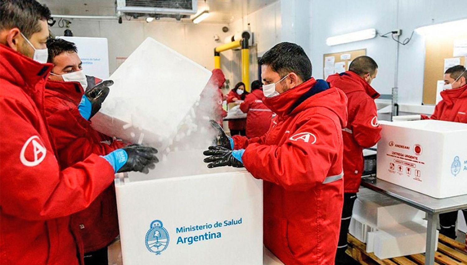 Ya se distribuye nueva partida de vacunas y a Santiago llegan 6600
