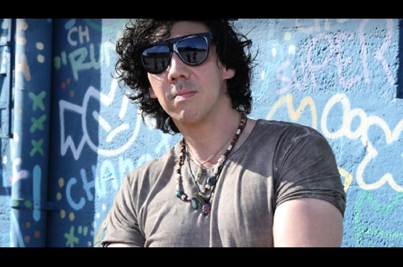 Heacutector de Ceacutesare el artista que conquistoacute Espantildea llega a la Argentina con el videoclip de ldquoRosa Mariacuteardquo que ya atrapoacute a Latinoameacuterica