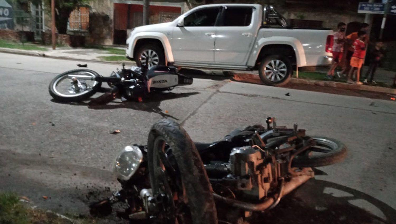 Un adolescente y un hombre resultaron heridos en un violento choque de motos