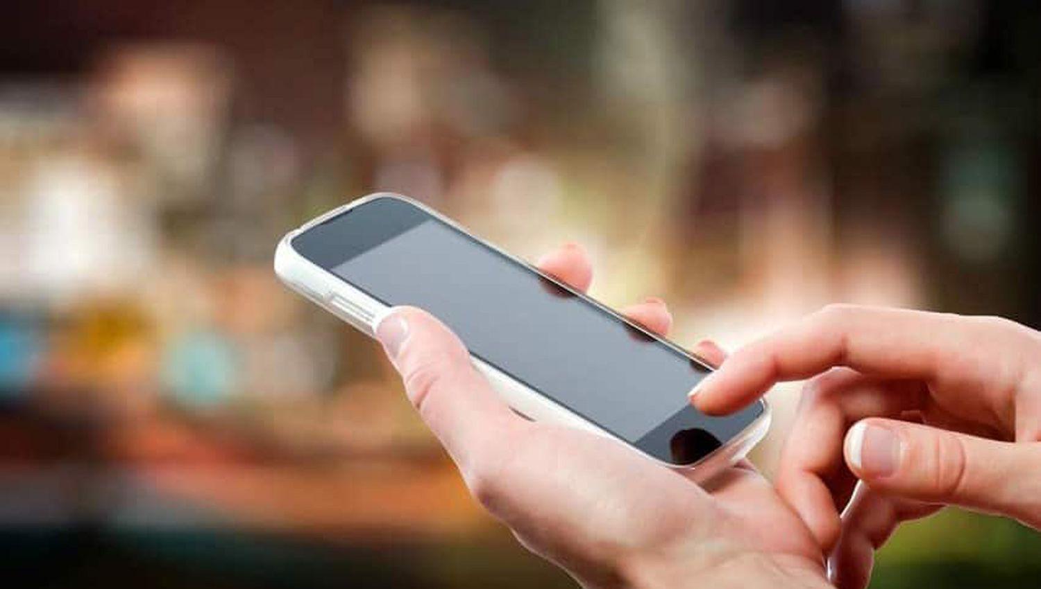 Le robaron el celular a su madre postrada en un geriaacutetrico y con una aplicacioacuten filmoacute a las ladronas