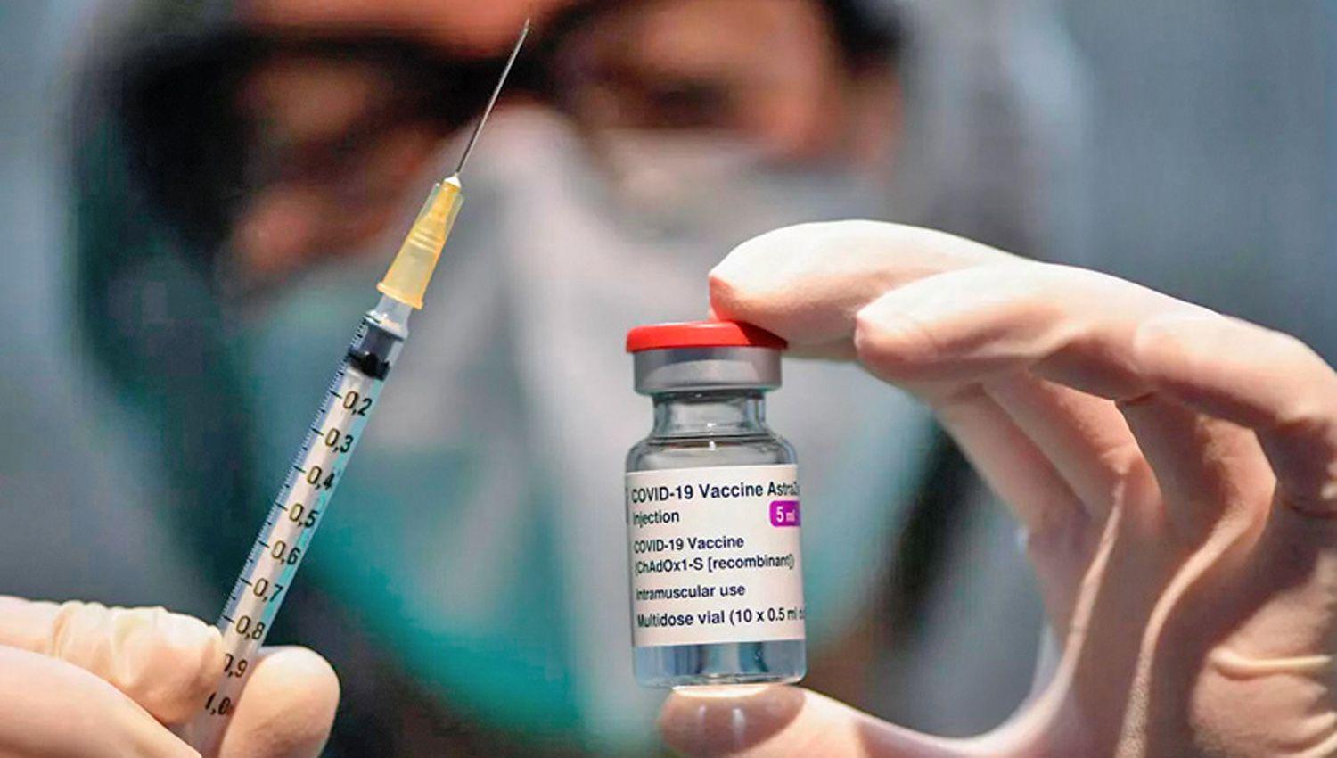 Las OMS no recomienda cambiar de vacuna entre la primera y la segunda dosis