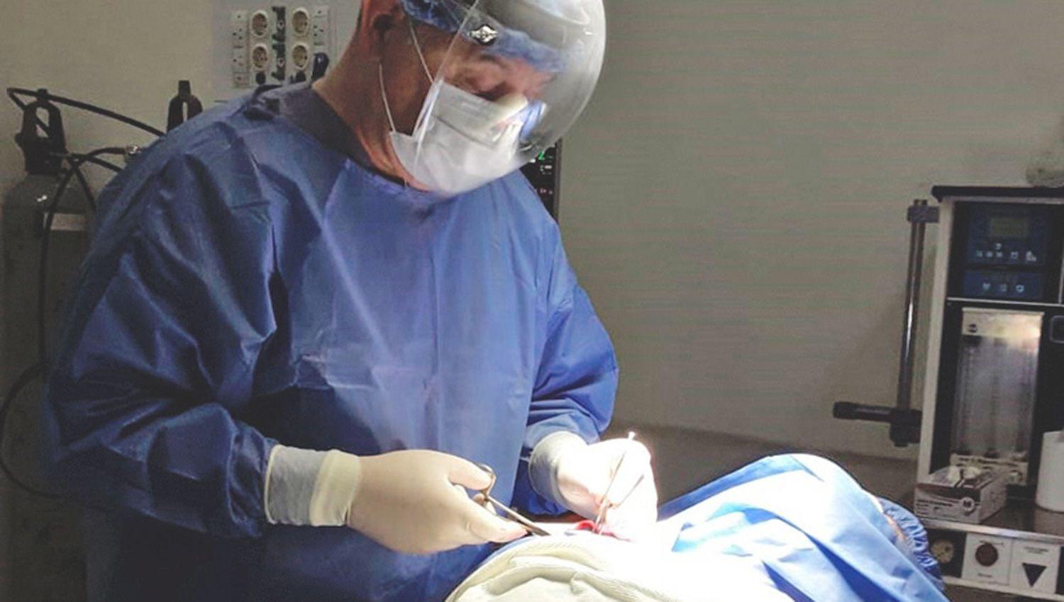 Meacutedicos santiaguentildeos realizan una cirugiacutea de alta complejidad por primera vez en el CIS Banda
