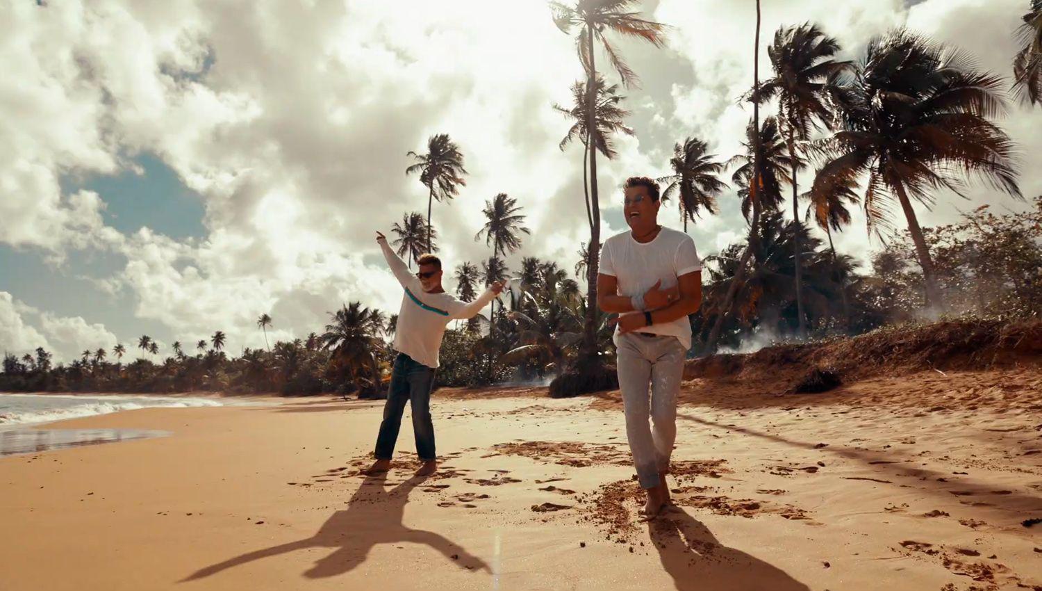 Carlos Vives y Ricky Martin derrochan colores vibrantes energiacutea contagiosa y vibra positiva en ldquoCancioacuten Bonitardquo