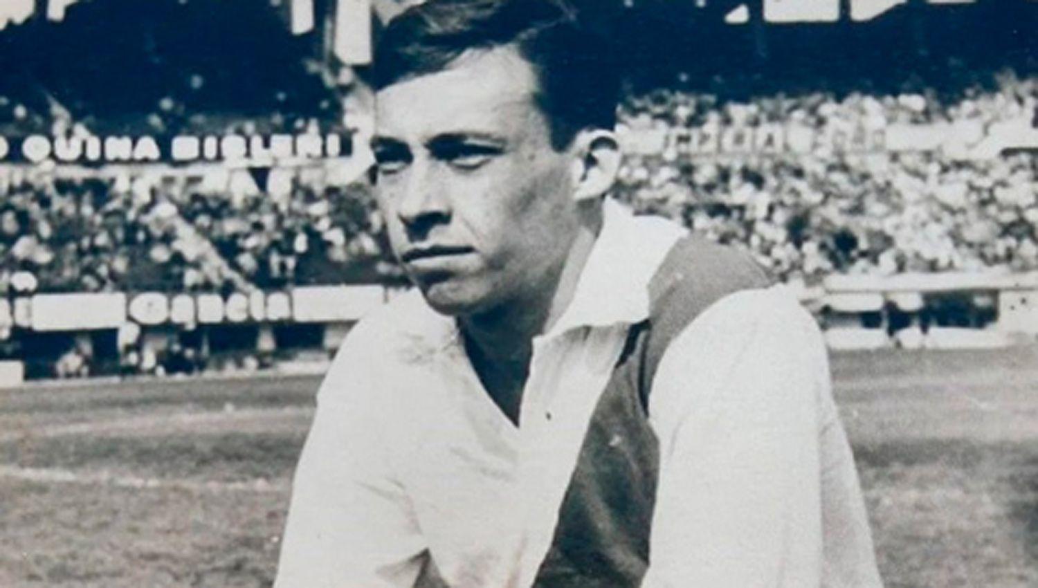 Alfredo ldquoPolordquo Mackeprang el uacutenico santiaguentildeo que vistioacute las dos camisetas