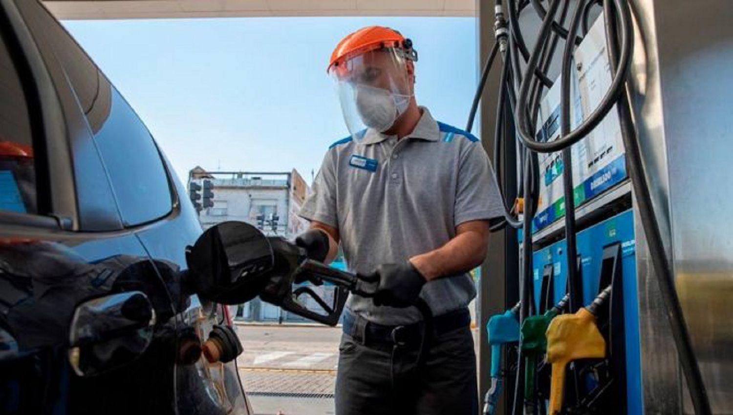 YPF aumentaraacute un 6-en-porciento- el precio de los combustibles desde este saacutebado