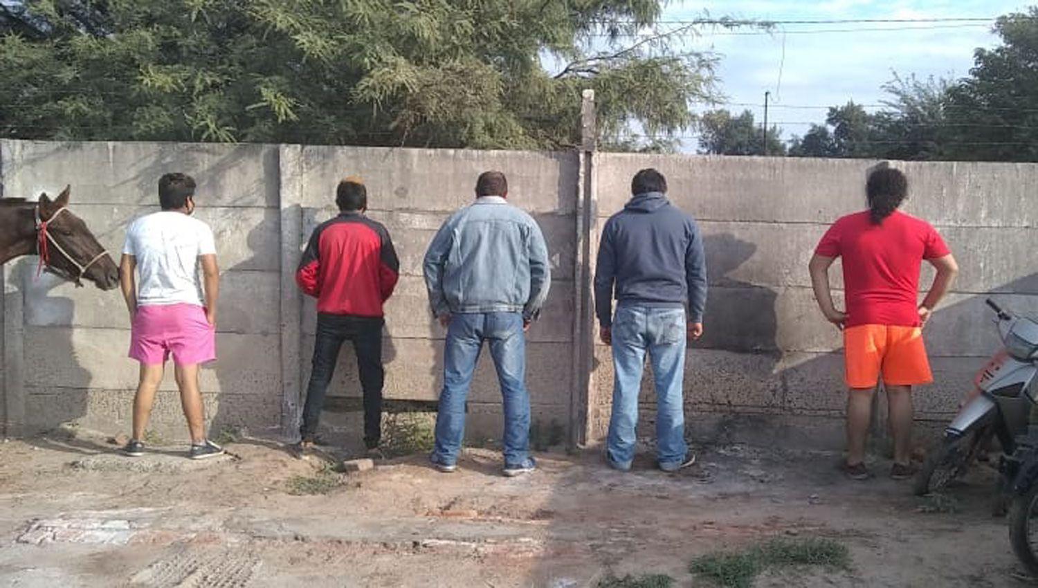 Sorprenden a 60 personas en una carrera cuadrera clandestina