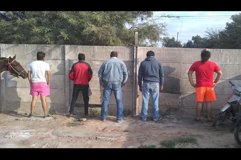 Sorprenden a 60 personas en una carrera cuadrera clandestina