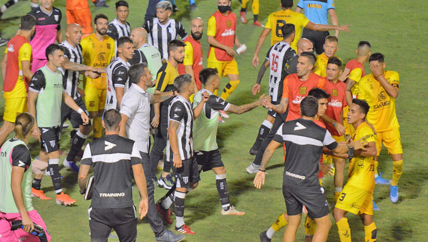 Mitre ganaba Gimnasia de Mendoza lo dio vuelta y todo terminoacute en escaacutendalo