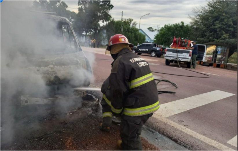 Una ambulancia que prestaba servicio en Loreto fue consumida por las llamas