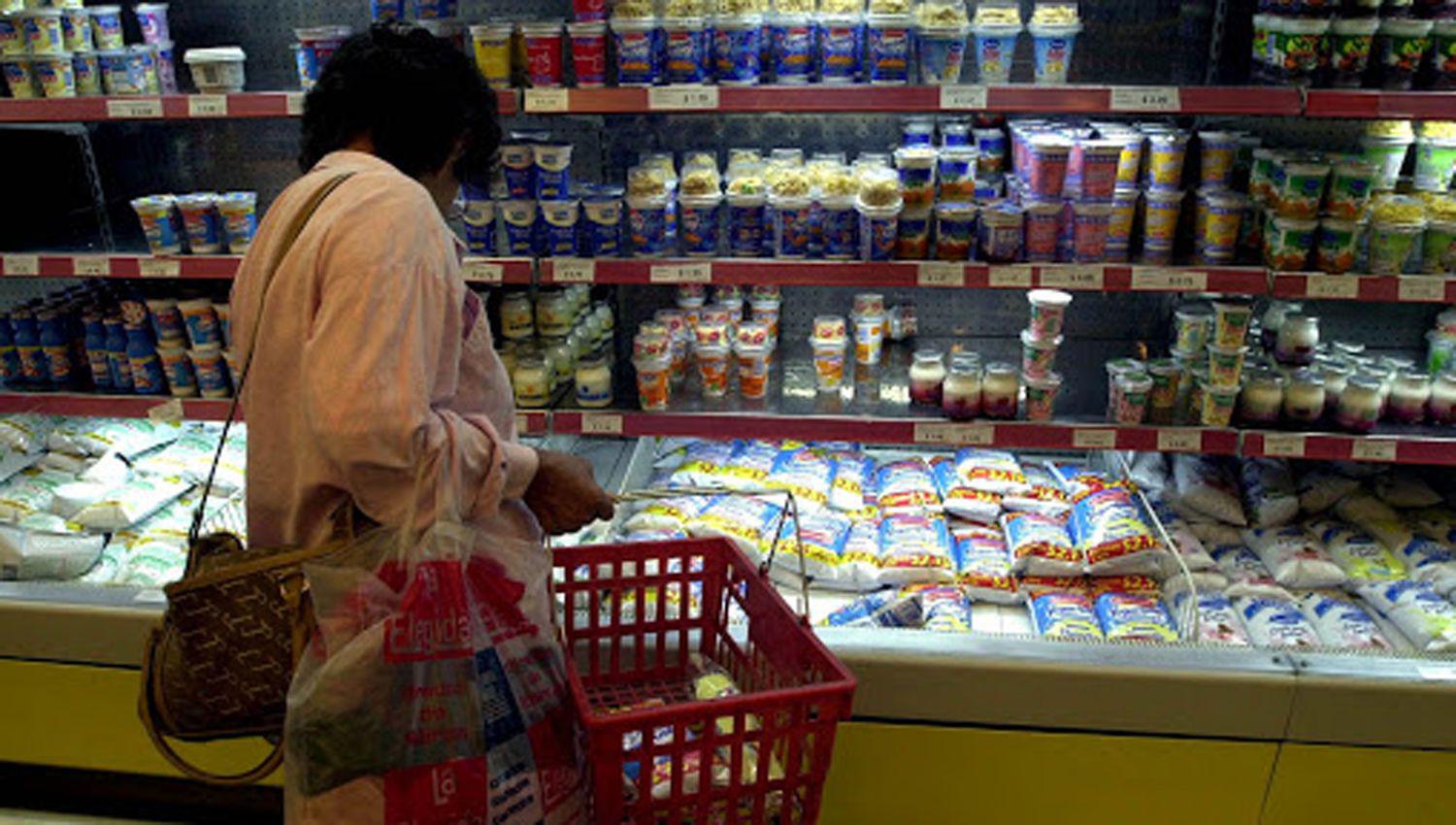 El Gobierno prepara una canasta de 120 productos con precios congelados por 180 diacuteas para frenar la inflacioacuten