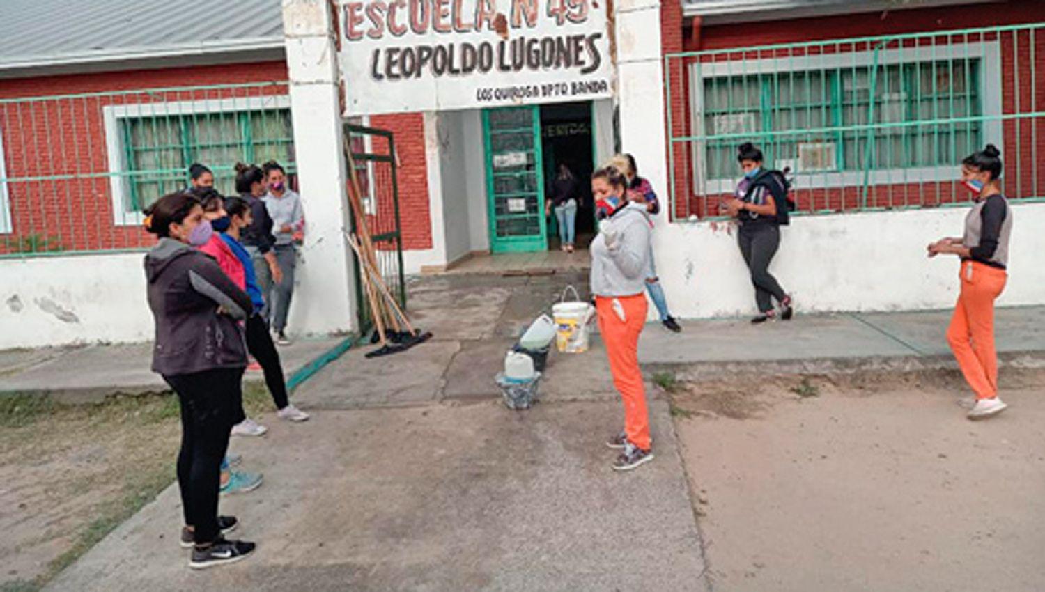 Sanitizan escuelas y edificios puacuteblicos en Los Quiroga