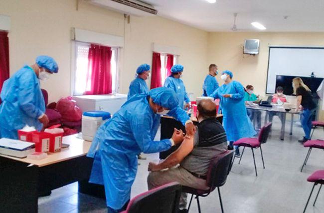 Dio inicio la vacunacioacuten antiCovid para personas de riesgo en Antildeatuya