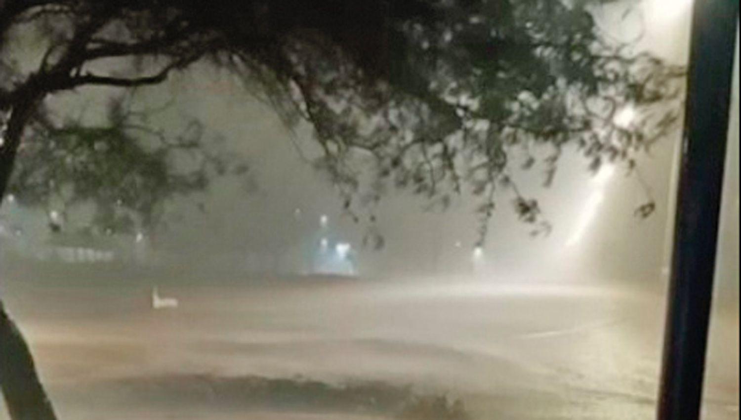 Un temporal de lluvia viento y granizo azotoacute ciudades del interior