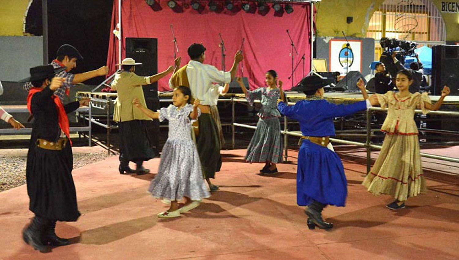 Dictan taller de danzas folcloacutericas y un curso de modelaje y formacioacuten integral