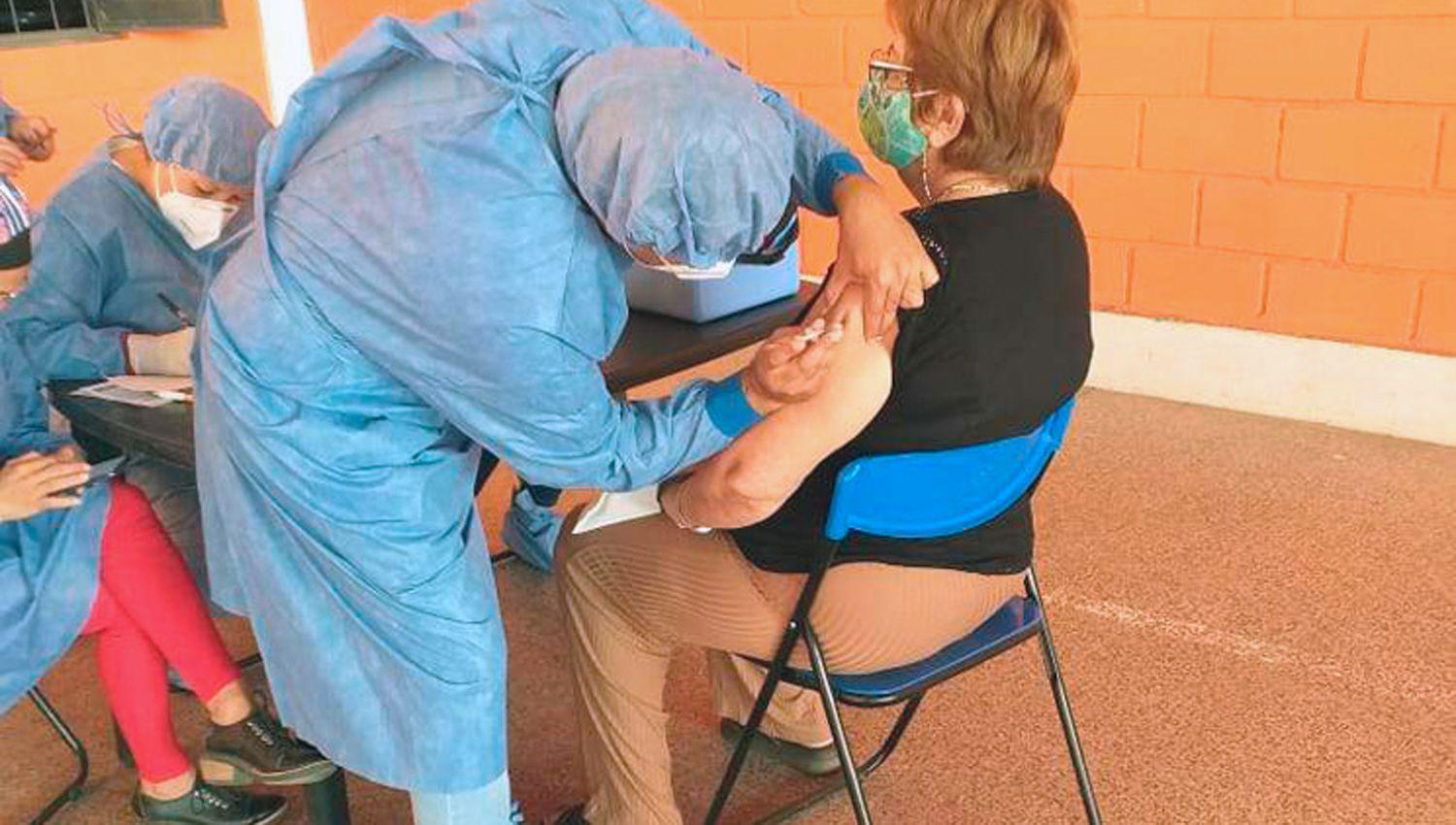 En el Polideportivo municipal se concretó el operativo para la vacunación de los adultos mayores