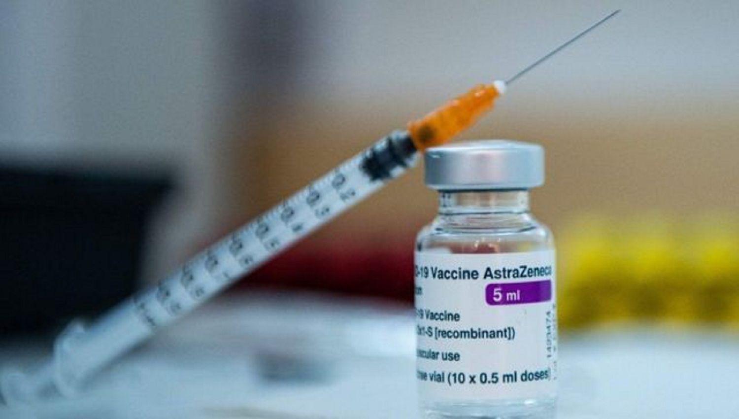 Afirman que la vacuna de AstraZeneca mejora sus beneficios con la edad