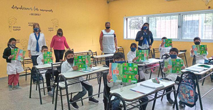 Los alumnos de la Escuela Primaria Municipal recibieron libros de lectura donados por la provincia