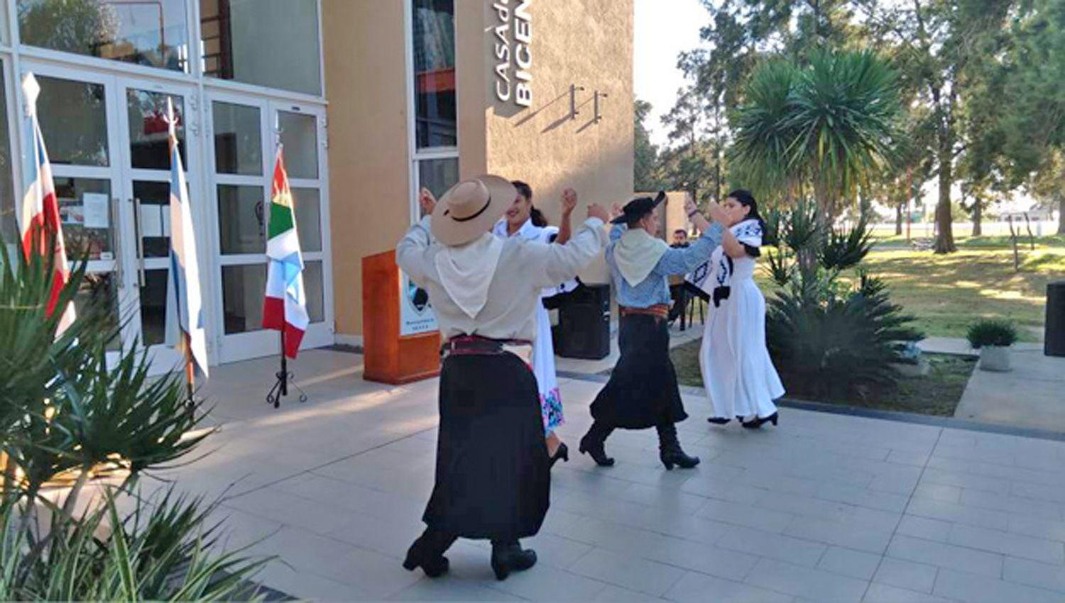 Las danzas tradicionales estuvieron presentes en la celebración
realizada en la Casa de la Historia y la Cultura del Bicentenario