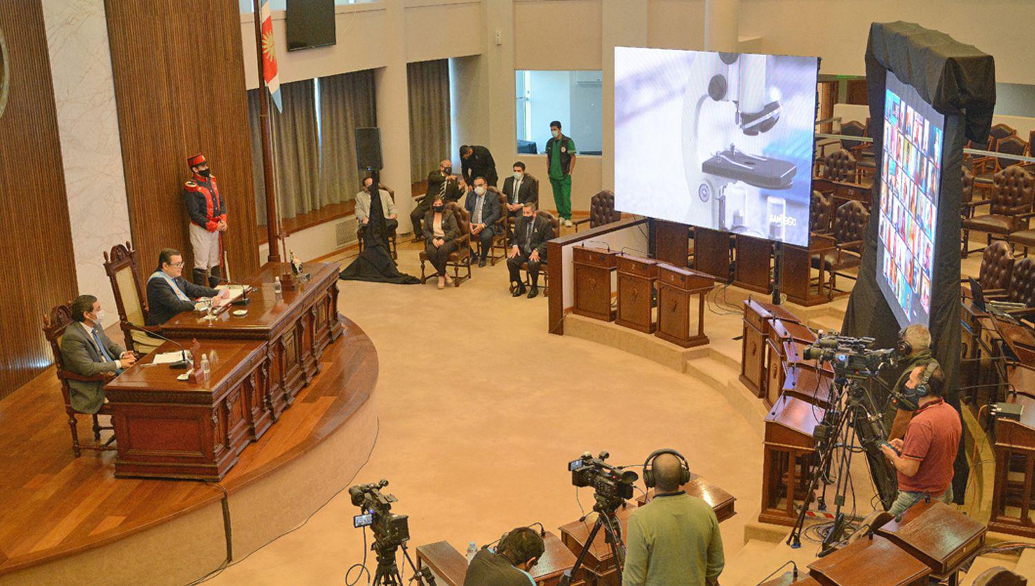 ldquoSantiago ha logrado bajar los iacutendices de pobrezardquo rescatoacute Zamora