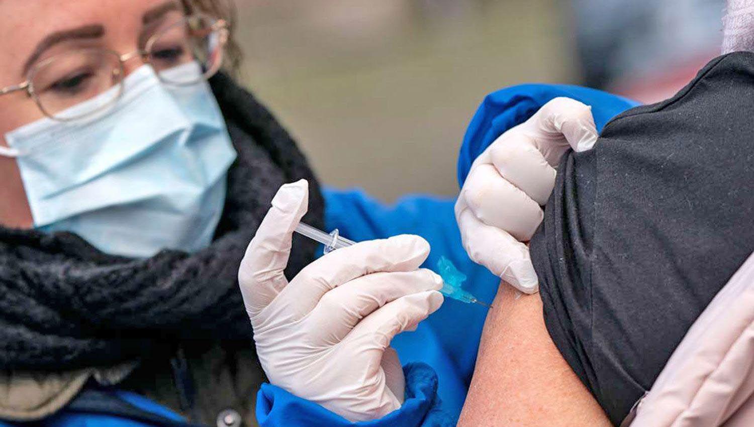 Mantildeana inicia la vacunacioacuten a personas de 18 a 59 antildeos con factores de riesgo