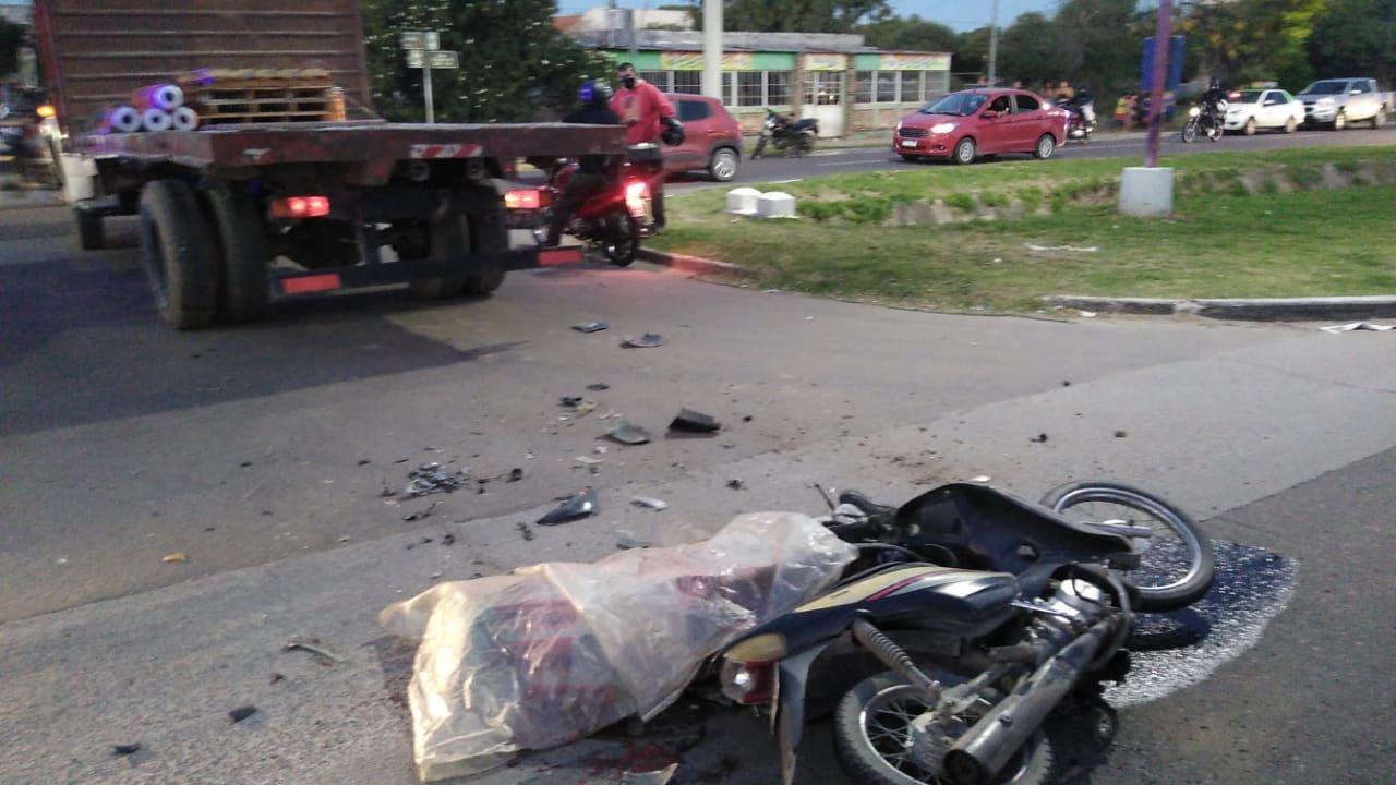 Motociclista perdioacute la vida tras chocar contra un camioacuten en Zona Norte