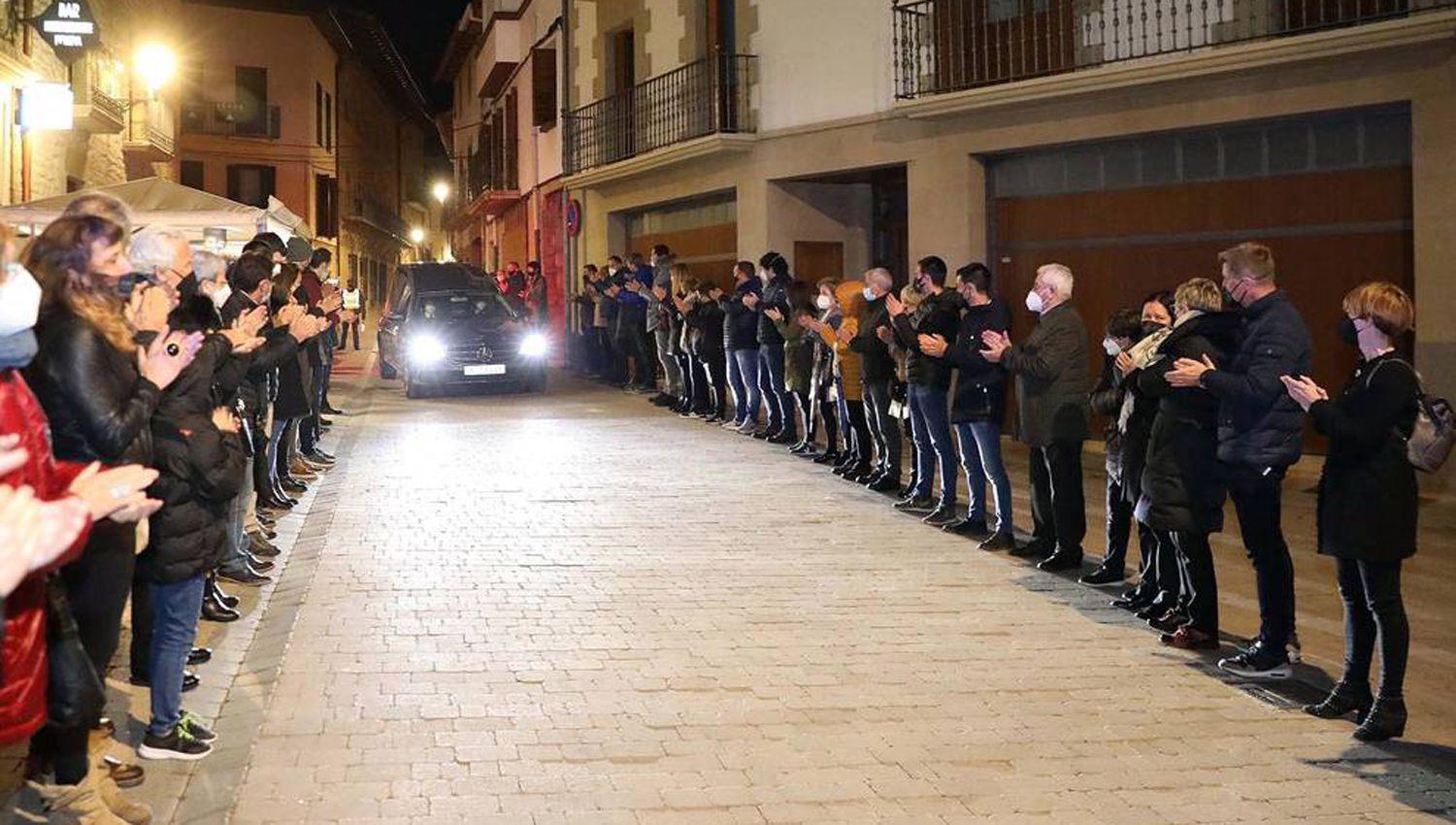 Entre aplausos y muestras de mucho dolor el periodista David Beriaacutein fue sepultado en Espantildea