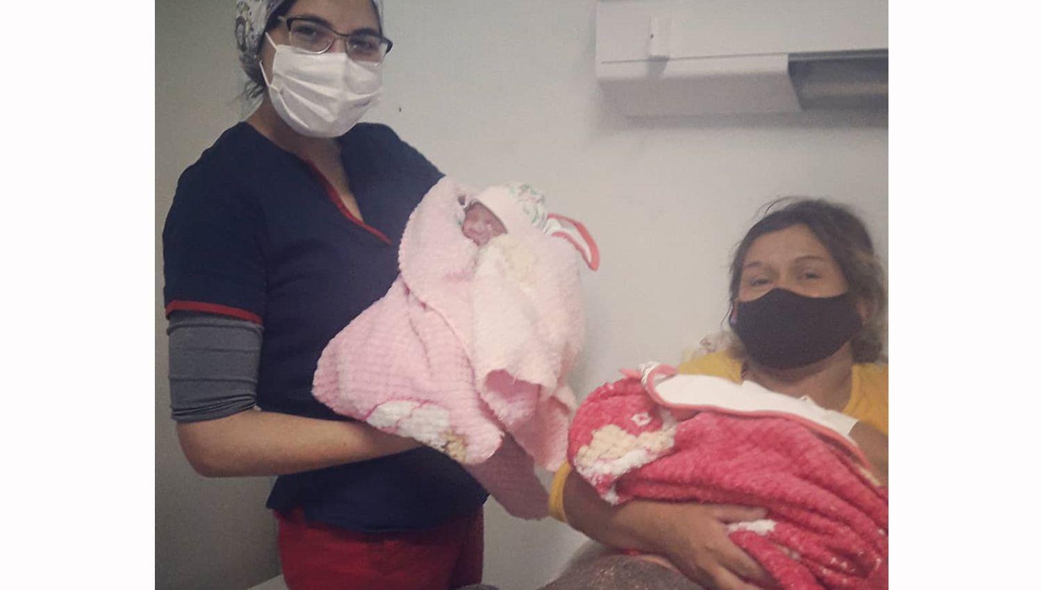 Nacimiento gemelar sorprendioacute a galenos del Hospital Zonal Cleofas Mazza de Ojo de Agua
