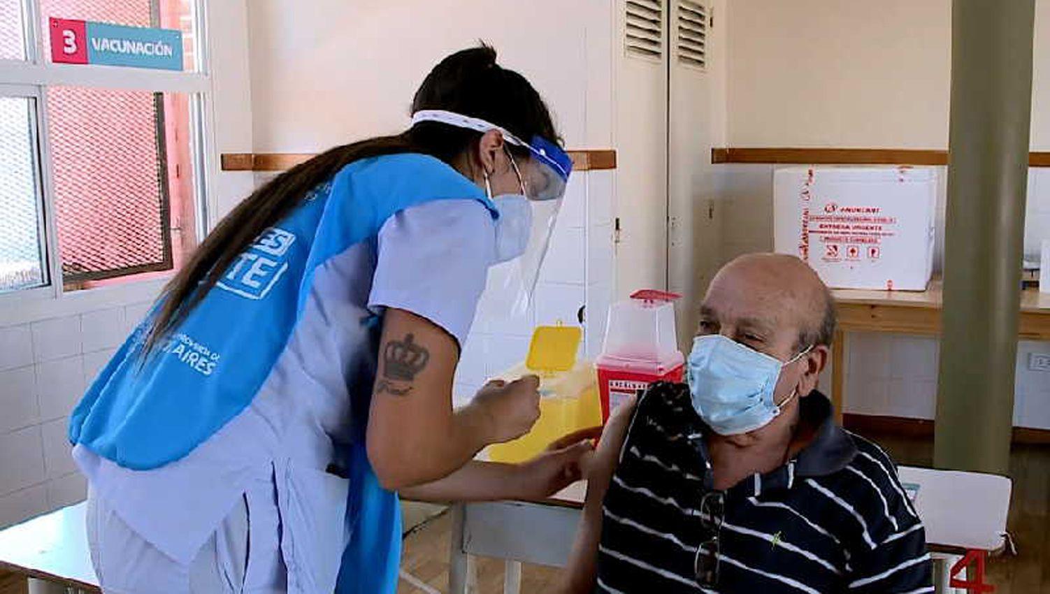El 34-en-porciento- de los mayores de 60 antildeos auacuten no fue vacunado en la Argentina