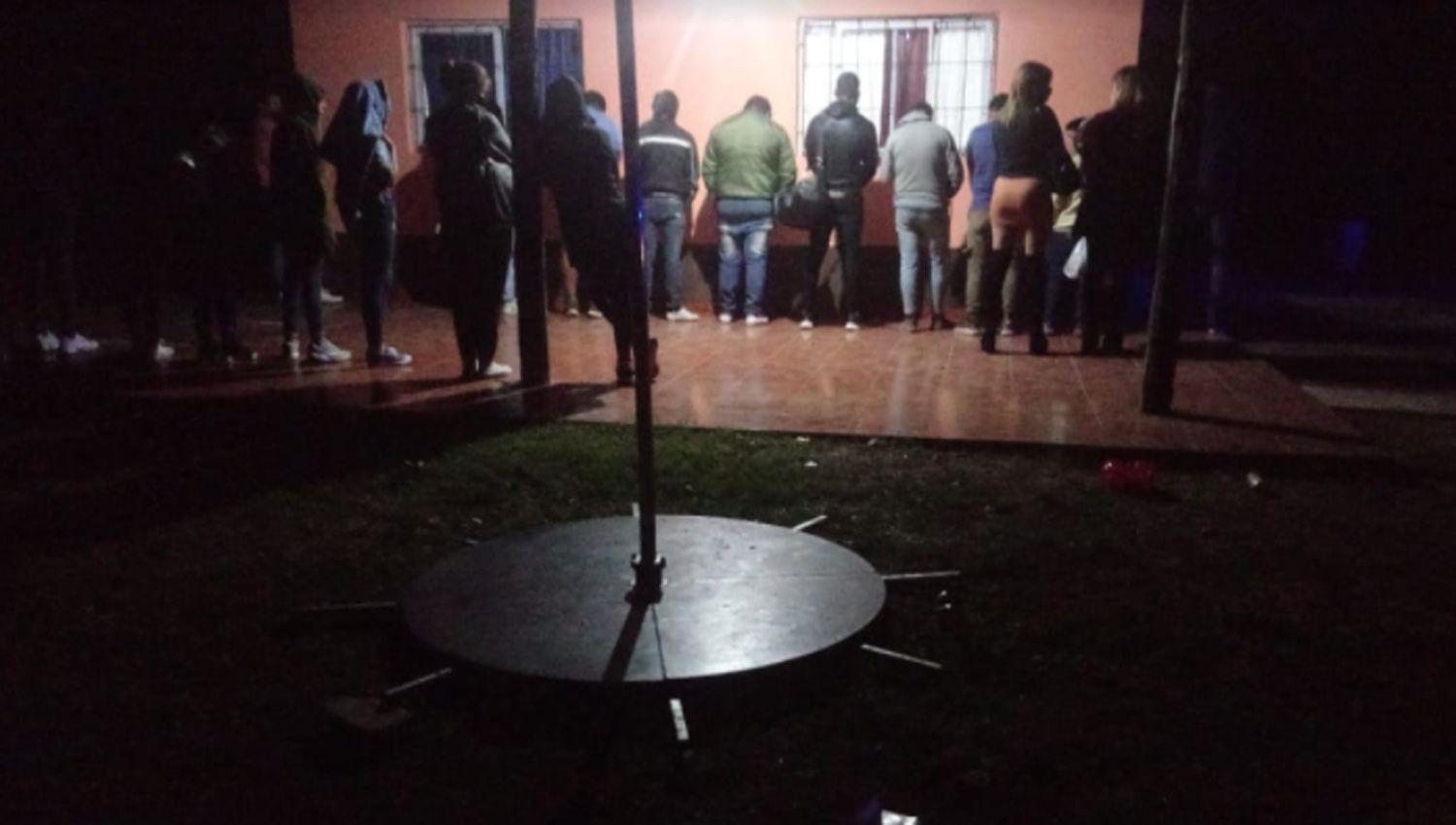 La policiacutea clausuroacute una multitudinaria fiesta ilegal cerca de Clodomira