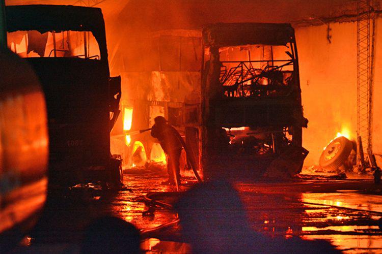 Incendio consumioacute al menos diez colectivos de media y larga distancia de la empresa de transporte puacuteblico San Cristoacutebal