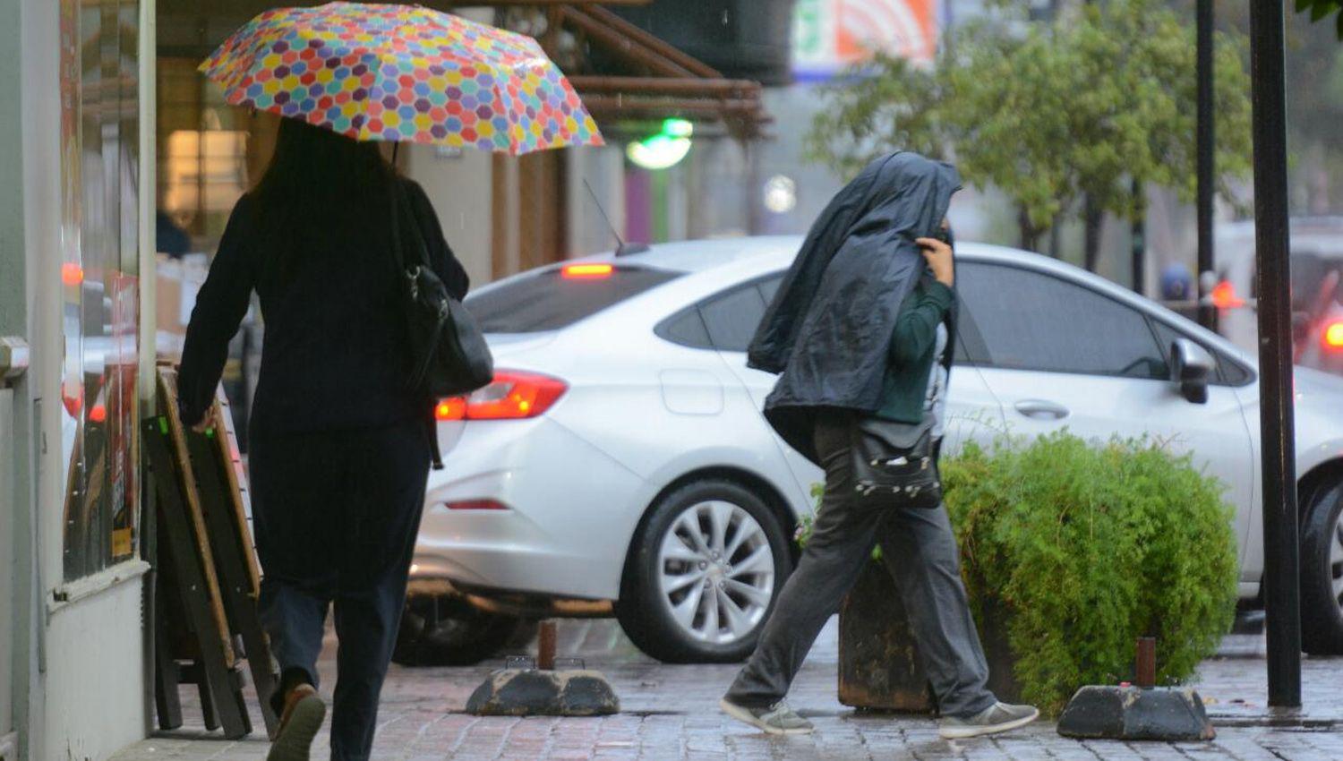 Viento sur y lluvias- asiacute arrancoacute el martes en Santiago del Estero