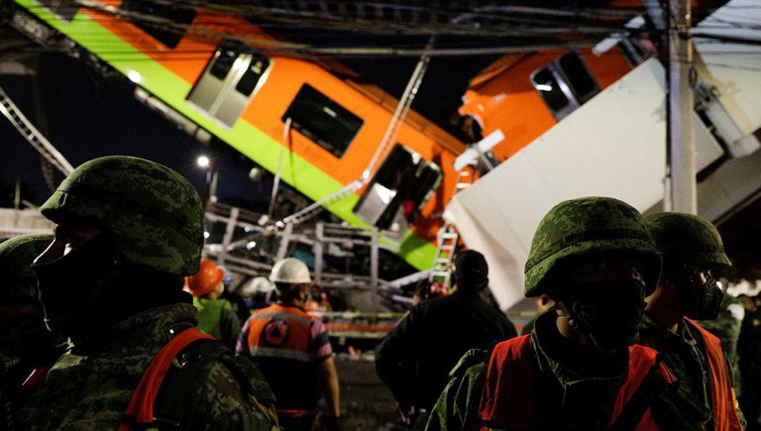VIDEO  Un puente se derrumboacute ante el paso del tren en Meacutexico y hubo 23 muertos