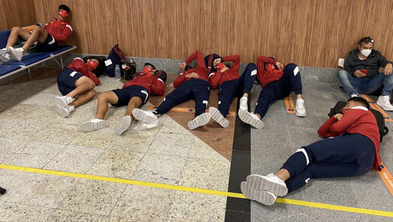 Varios jugadores de Independiente dieron positivo de coronavirus y el plantel tuvo que dormir en el aeropuerto
