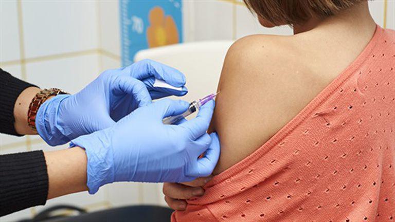 Cuaacuteles son las vacunas que deben recibir los adolescentes
